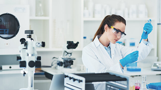 Woman working in a lab. Symbolic Image.